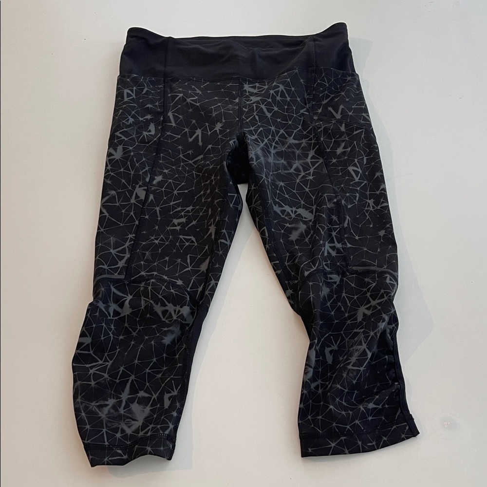 Lululemon athletica Stylish Black Geometric Leggings capris